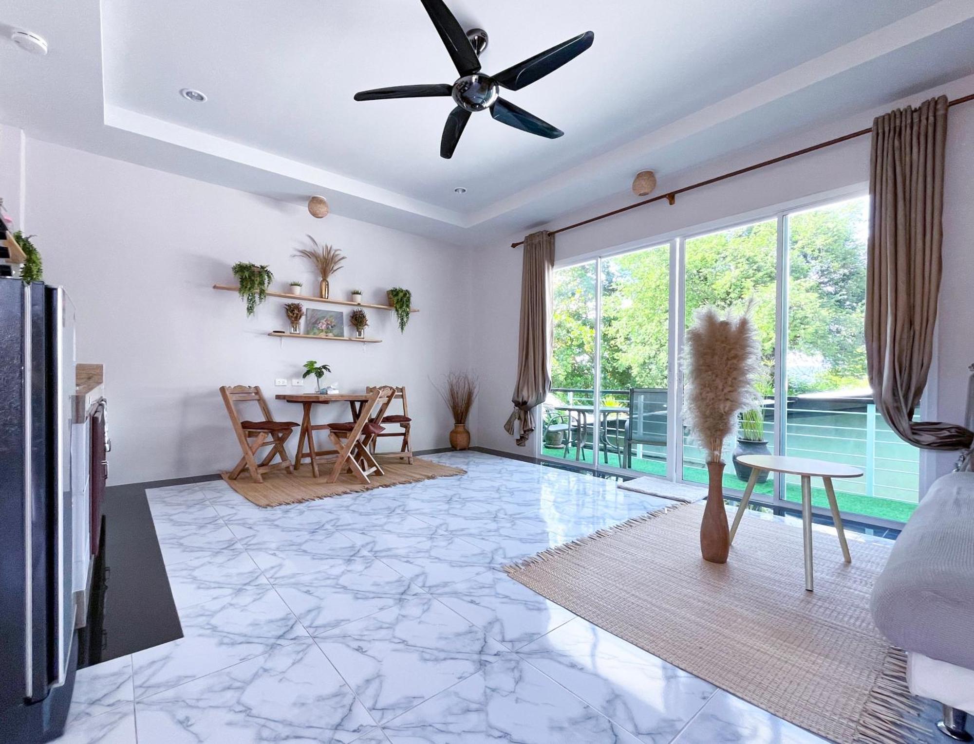 Sea Dreamer Beachfront Apartments Phuket Extérieur photo