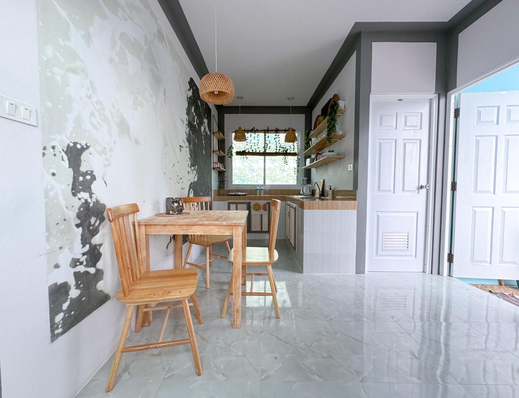 Sea Dreamer Beachfront Apartments Phuket Extérieur photo