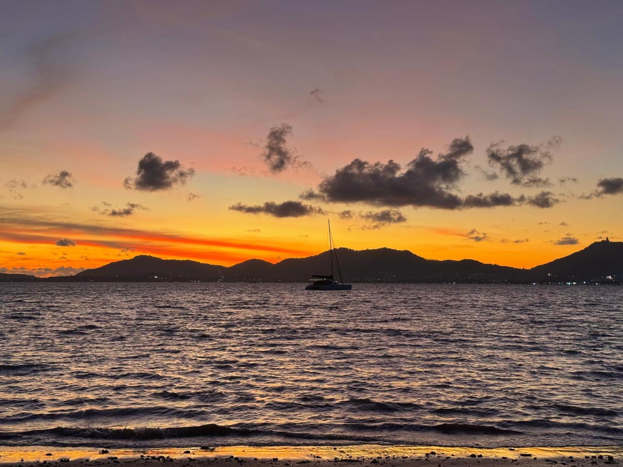 Sea Dreamer Beachfront Apartments Phuket Extérieur photo